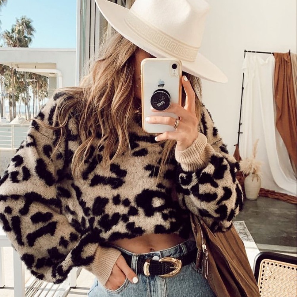Cute semi- cropped leopard sweater